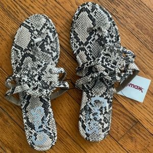 Woman’s size 9 Snakeskin Print Flip Flop Sandals. NWT